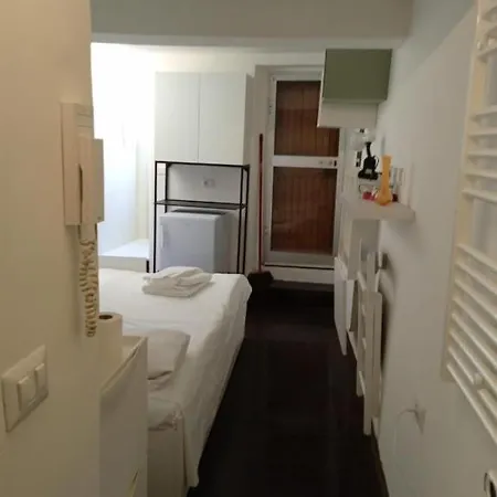 Piccolo Monolocale Con Angolo Cottura アパート *